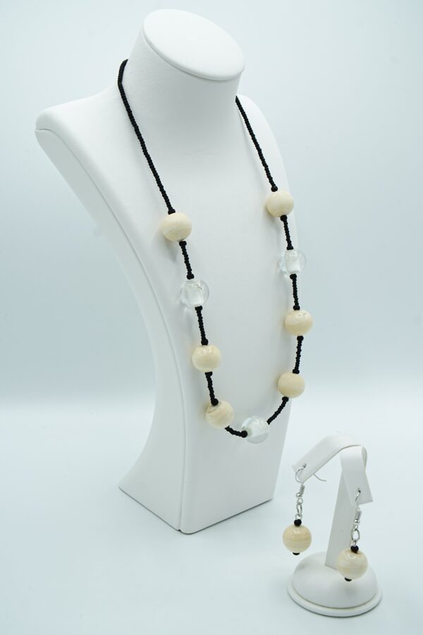 Opaque pearls with conteria beads - Image 4