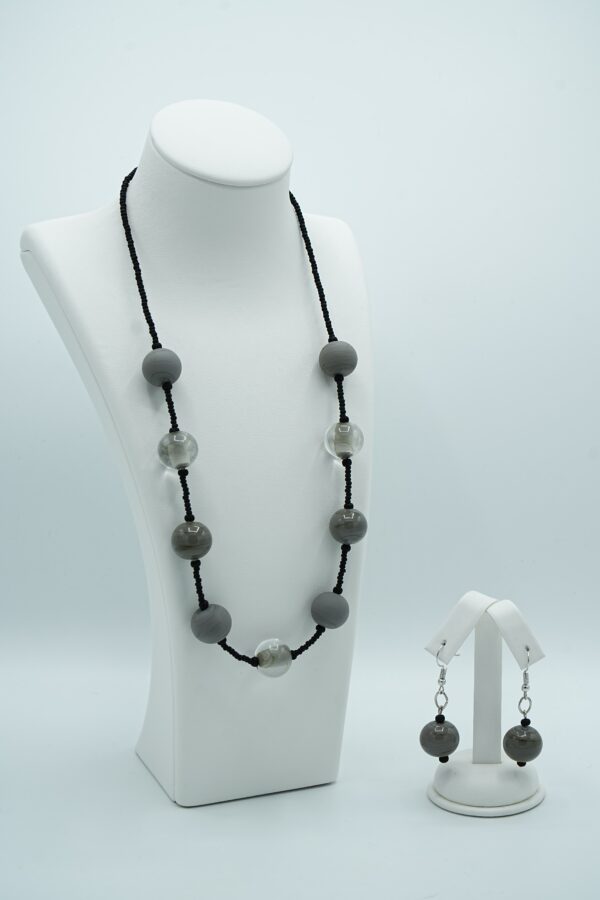 Opaque pearls with conteria beads - Image 9